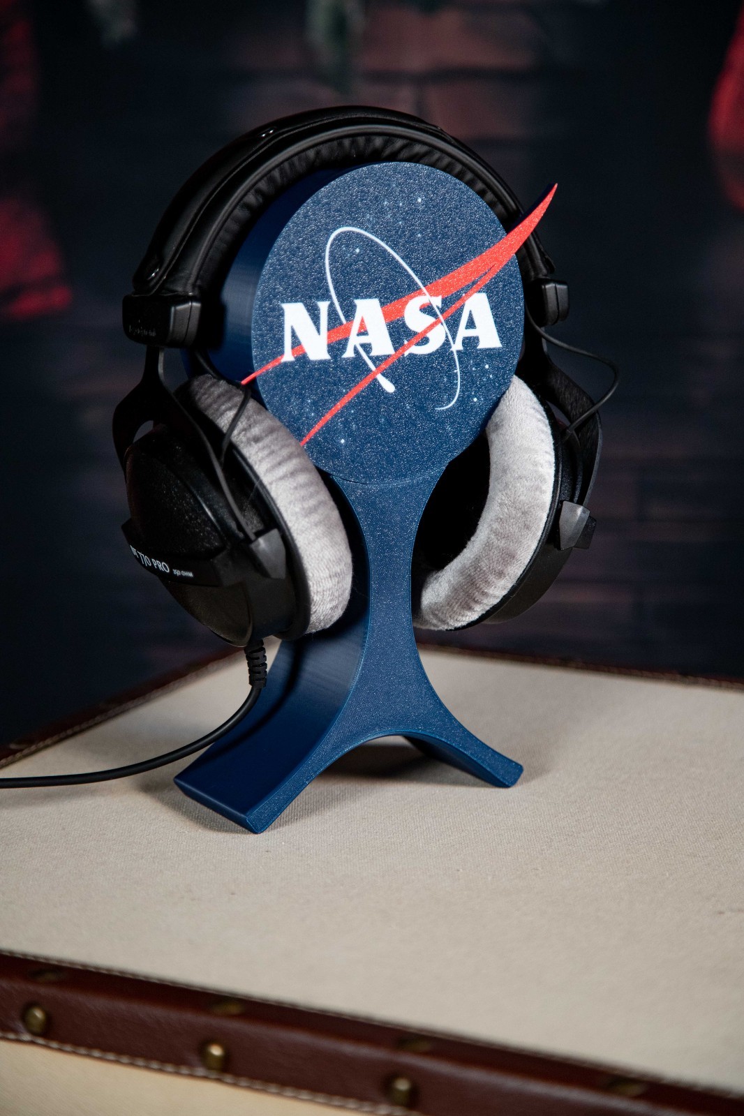 Support Casque Bureau NASA universel avec repose-casque stable et organisateur de câbles