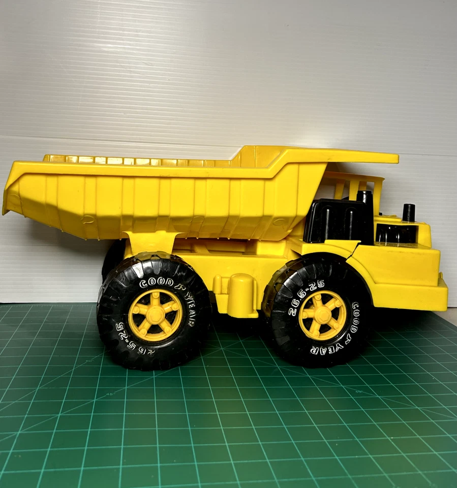 1989 Vintage Mighty Cat Dump Truck Toy Construction Vehicle - Image 2 of 4