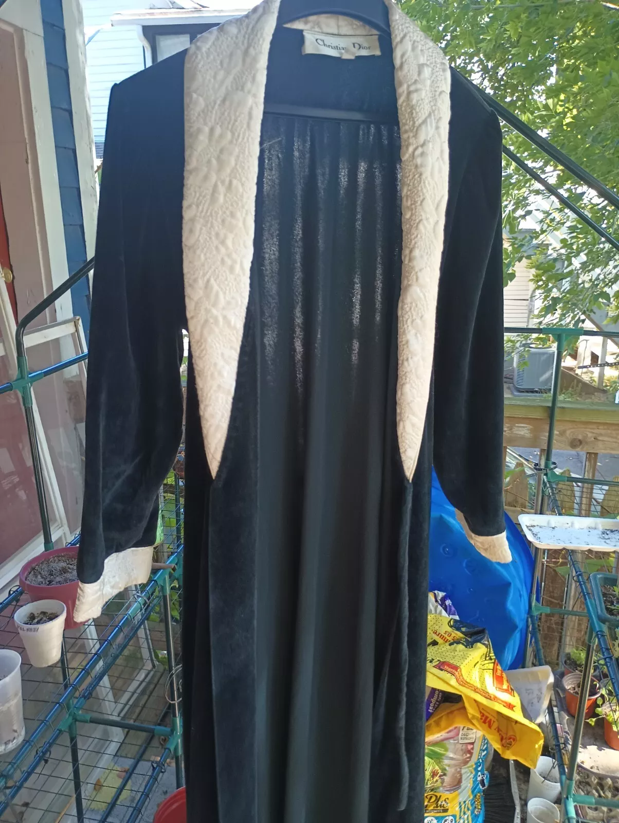 Robe vintage Christian Dior velours noir,col et poignets matelassés blancs,ceinture entrée/extérieur