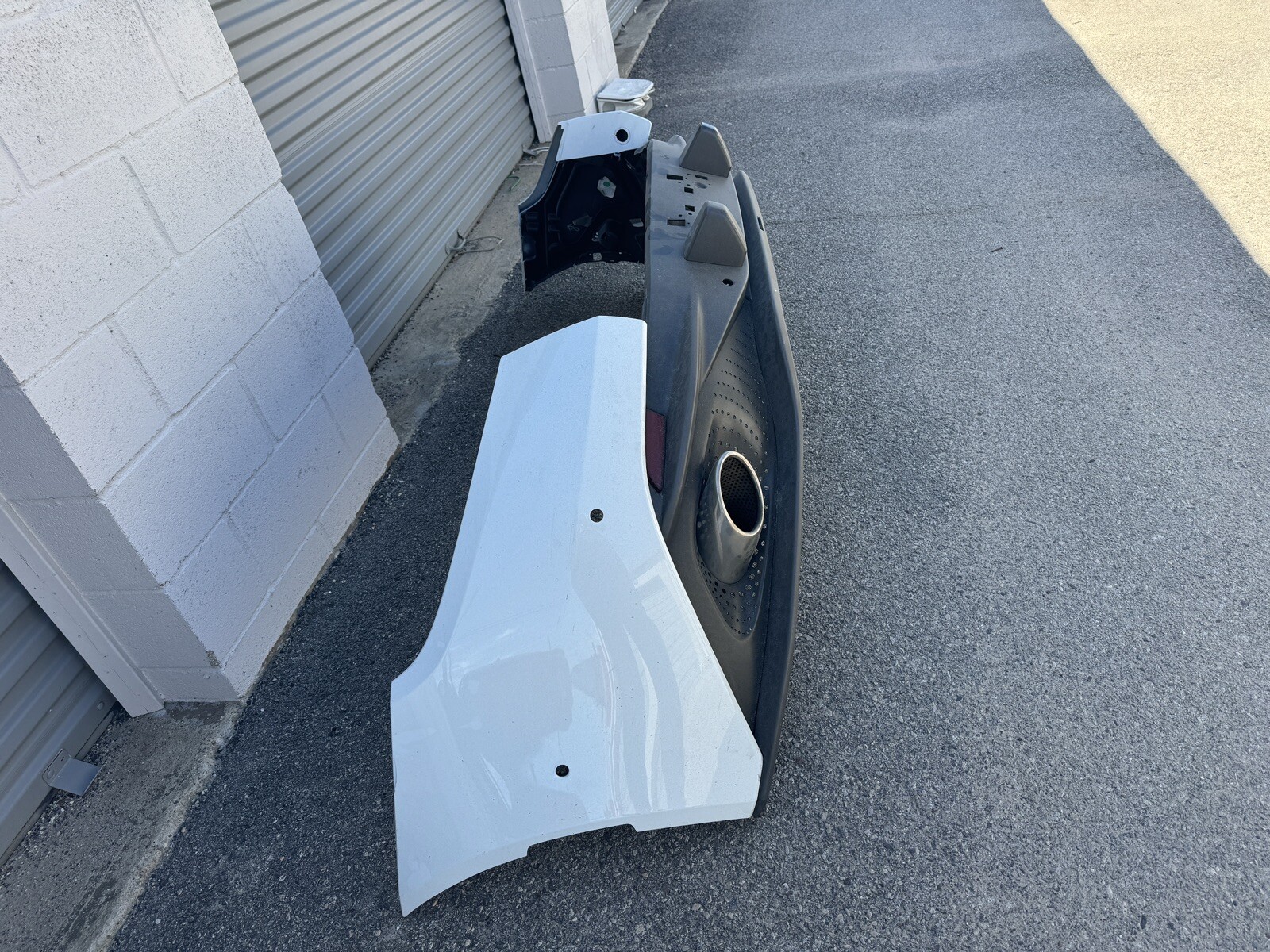 ORIGINAL OEM white W/chrome Exhaust Tips Rear Bumper Aston Martin DB11 2017-2021