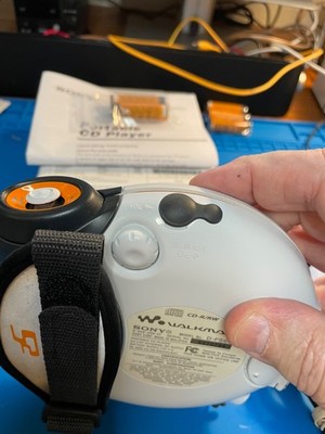 Sony D-FS601 AM/FM Portable CD Player, Beautiful and Fully Working