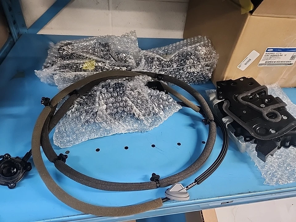 Ford - LINCOLN CONTINENTAL DOOR LOCK LATCH KIT NEW GD9Z-54264A26-BA OEM - Image 4 of 4