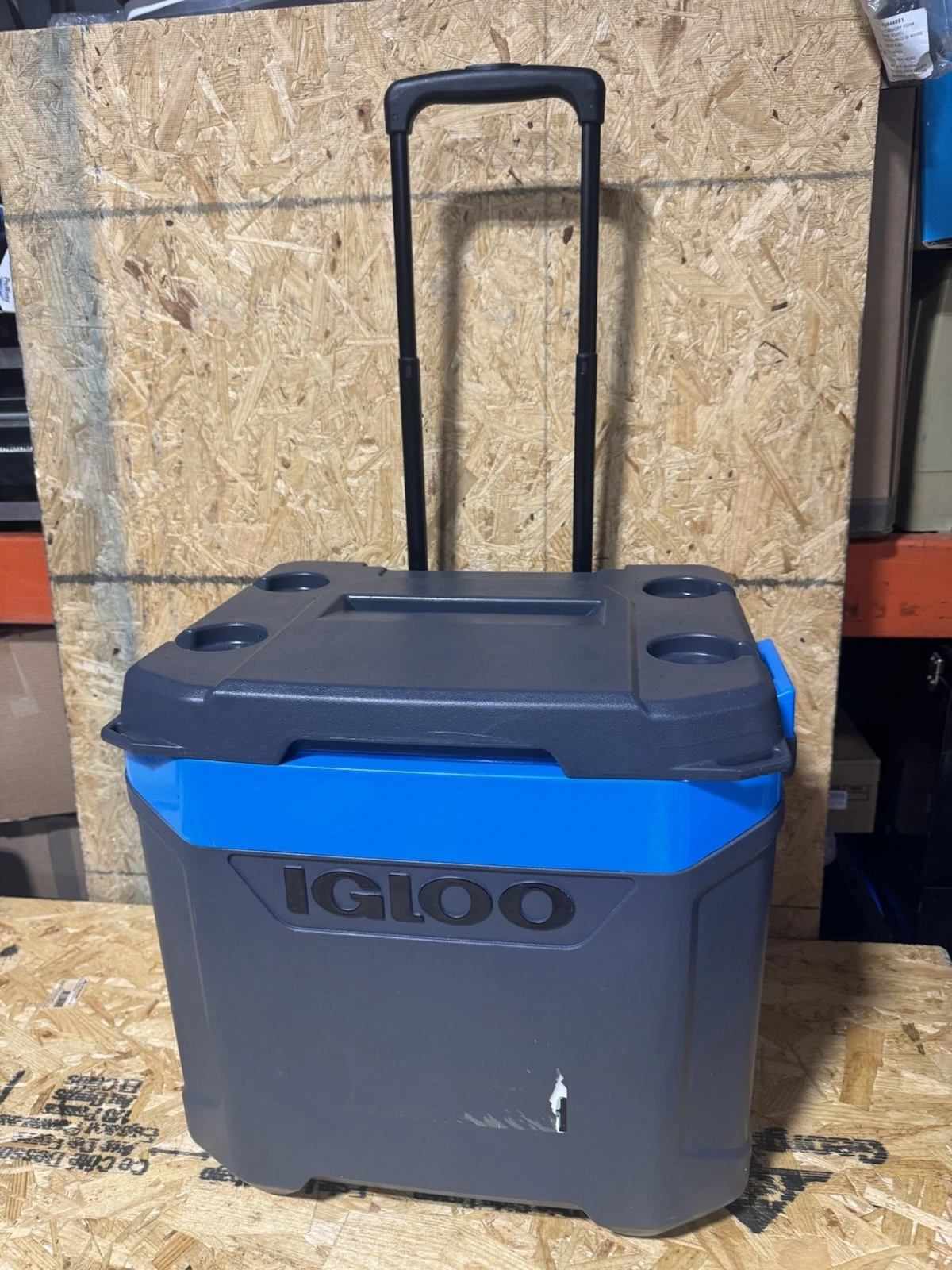IGLOO LATITUDE 60QT ROLLING COOLER - BLUE