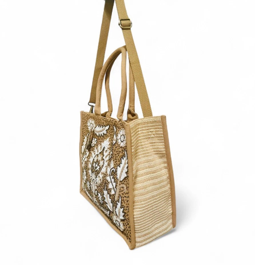 Bolsa tote America & Beyond enfeitada à mão cor neutra - Nova com etiquetas - Varejo $188 - Imagem 3 de 4