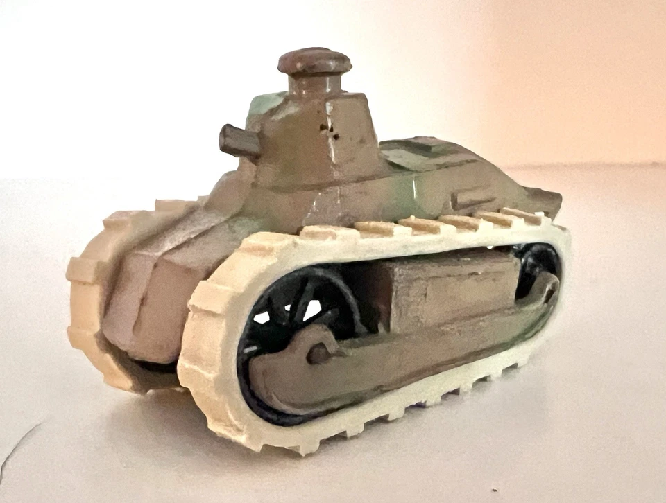 TOOTSIETOY - 1940's RENAULT TANK - ORIGINAL CAMO - VERY GOOD TANK - MUST SEE IT - Image 4 of 4