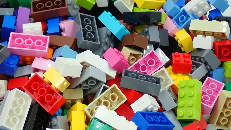 Lego Lot of 100 Bricks 2x2 and 2x4 Assorted Random Colors Classic Bulk - Image 2 of 3