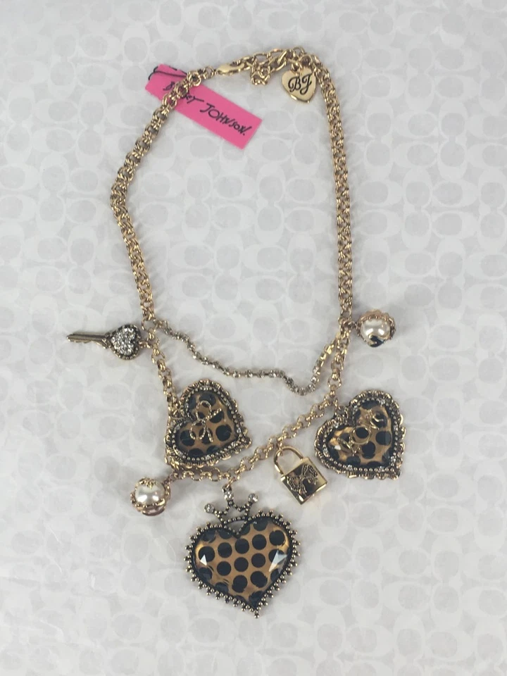 Collar BETSEY JOHNSON Leopardo Lunares Triple Lucite Corazón Dije Capas Nuevo con Etiquetas