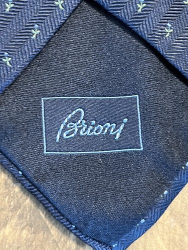 Cravatta Brioni Navy perfetta con fiori spessi e peluche 100% seta 3,4 x 60 - Foto 2 di 7