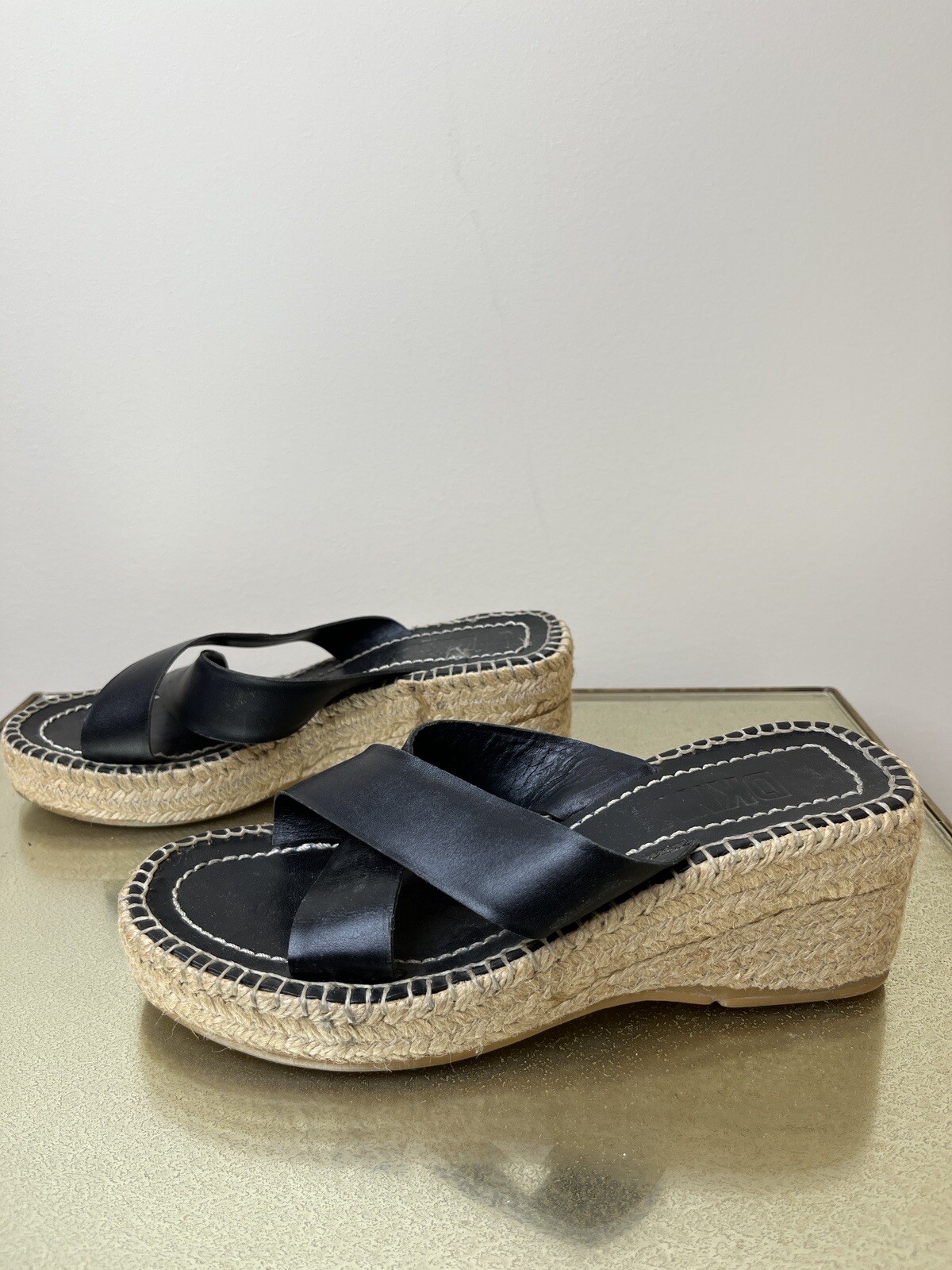 APL DKNY sandali neri in pelle con zeppa e slide taglia 7 vintage anni 90