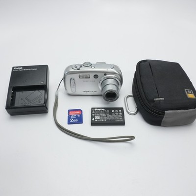 Samsung Digimax V700 7.1MP Compact Digital Camera Silver - NEW BATTERY