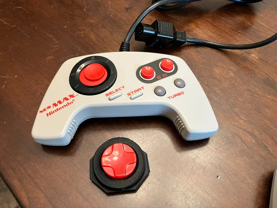 Dos controladores NES Max con almohadillas direccionales impresas en 3D incluidas, uno instalado Foto 2 de 4