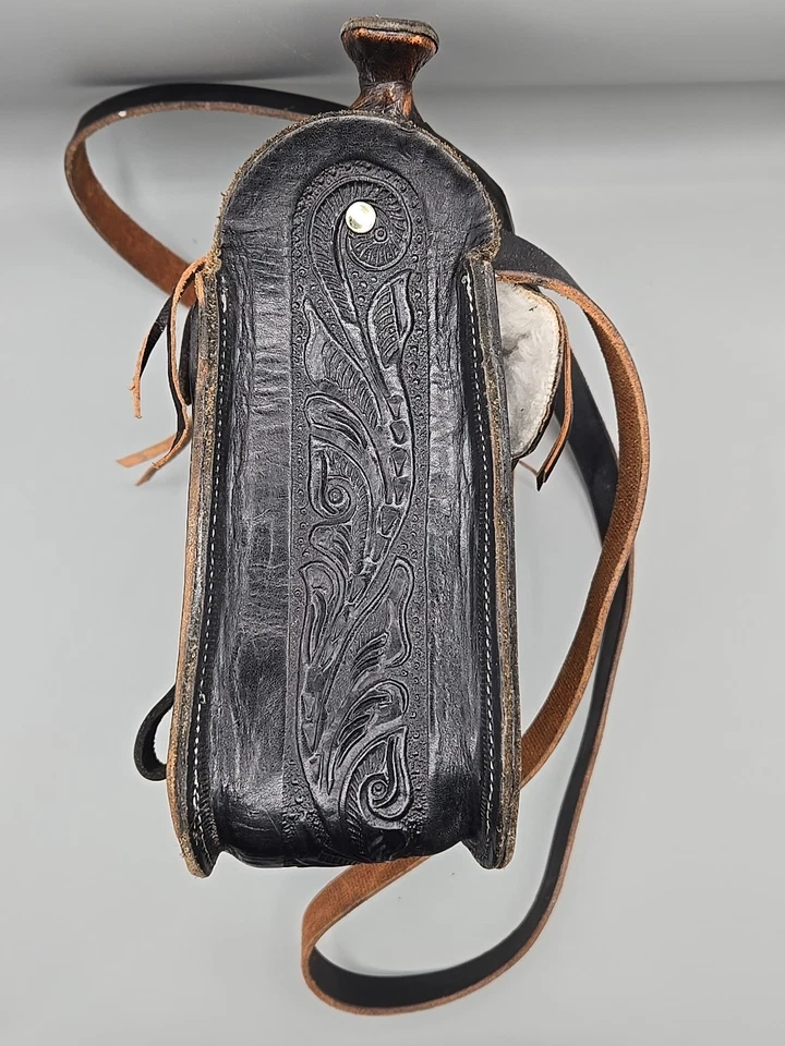Cartera de hombro hecha a mano de cuero negro en relieve para montar de caballo en México Foto 4 de 4