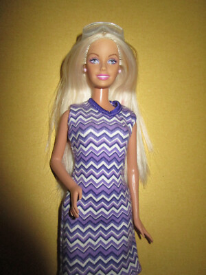 B1808) SÜSSE BLONDE VINTAGE BARBIE MATTEL KURZES KLEID+SONNENBRILLE+HOHE SCHUHE