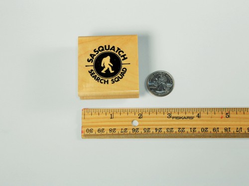 Estampilla de goma montada en escuadrón de búsqueda Sasquatch - Bigfoot, Yeti - Imagen 2 de 2