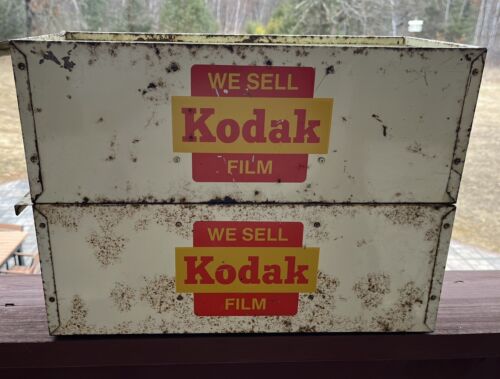 2 boîtes de film vintage We Sell Kodak écran de magasin en métal, panneau, appareil photo, photographie - Photo 1/14