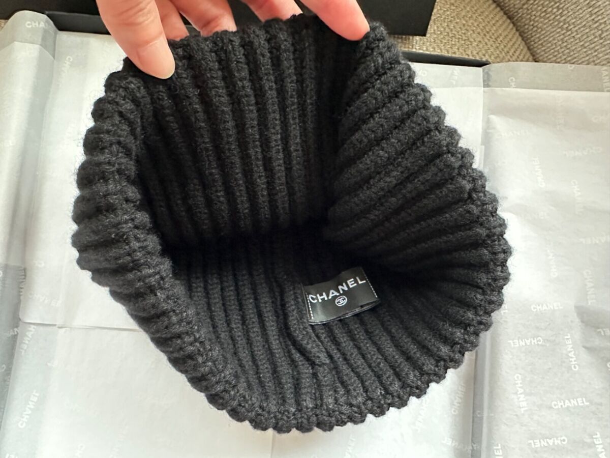 MIB 100%AUTH Chanel 23K Black Cashmere Beanie Hat with MIB 100%AUTH Chanel 23K Black Cashmere Beanie Hat with