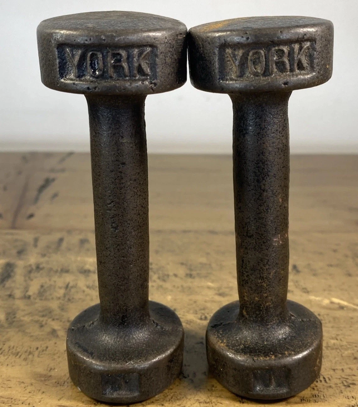 VTG York Barbell 1LB Dumbbell Set Dumbbell Cast Iron Barbells or Paper Weights
Opens in a new window