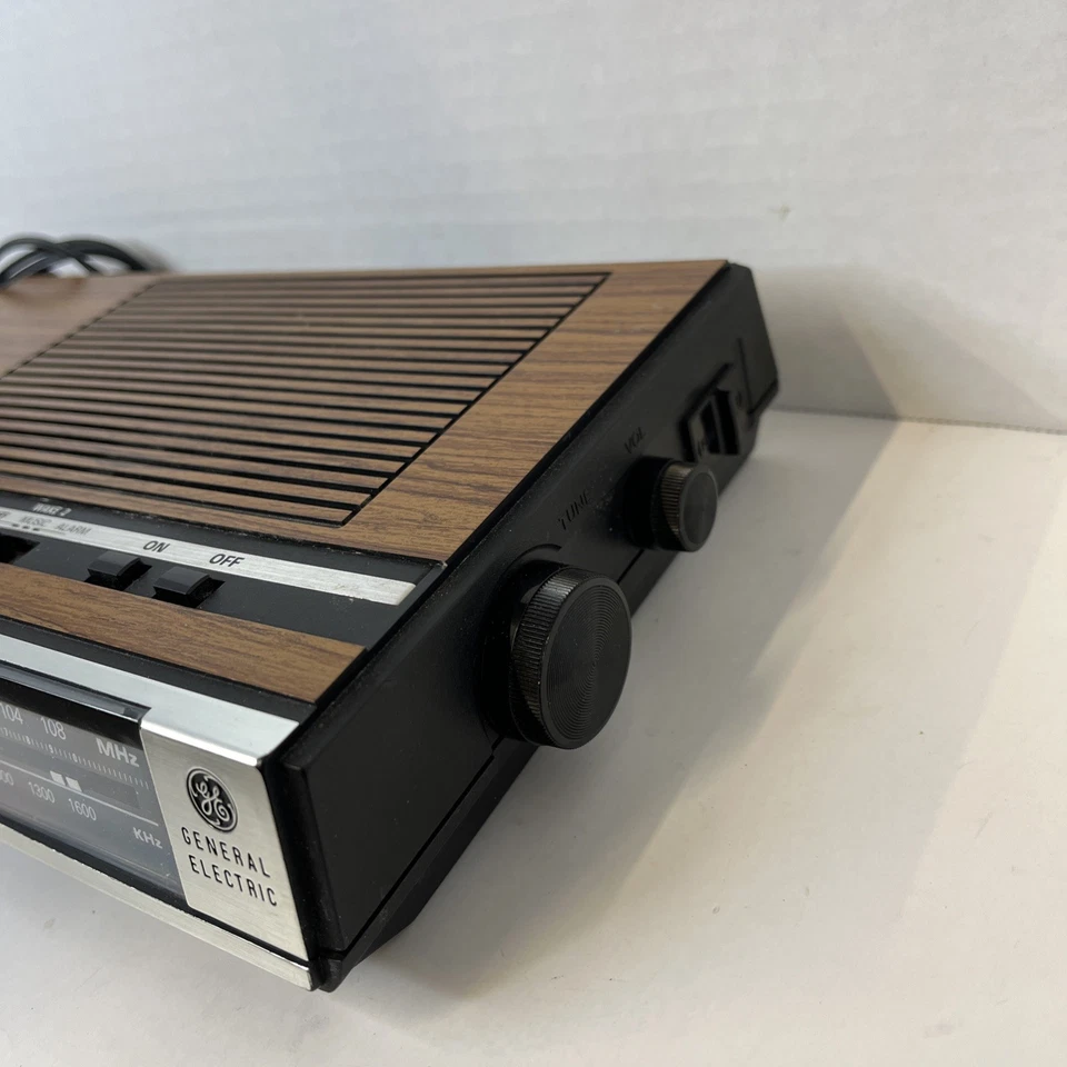 Reloj despertador radio AM/FM vintage GE General Electric 7-4636D madera grano probado Foto 3 de 4