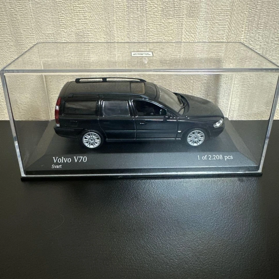 Modellino auto Minichamps Volvo V70 2000 nero scala 1/43 - Immagine 4 di 4