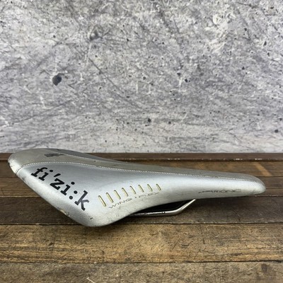 Fi'zi:k Arione Wing Flex Seat Bicycle Saddle Titanio Silver Ti