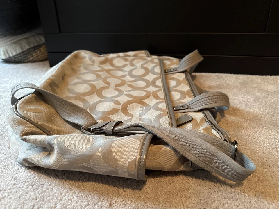 Сумка с короткими ручками Coach Signature OP Art C светло-серая многофункциональная для детских подгузников 16981 - Изображение 3 из 4