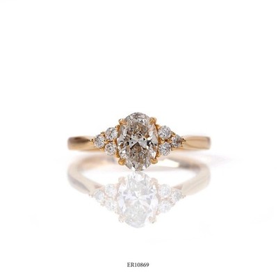 Oval cut lab-grown Diamond Ring IGI certified