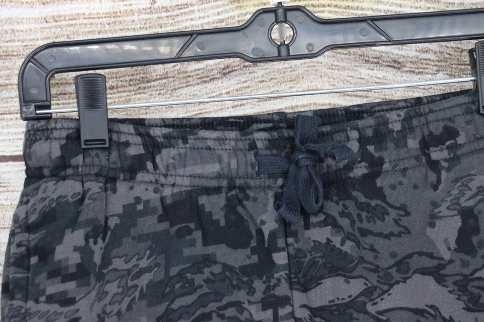 Pantalones deportivos Under Armour para niños jóvenes talla grande sueltos cónicos negros grises Foto 2 de 4