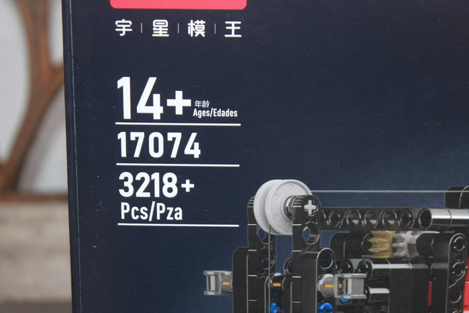 Siku 3220 Tractor New Holland T8.390 Christmas Limited Edition 1:32 NEW - Image 3 of 4