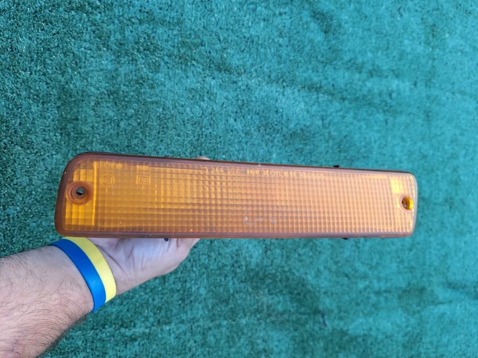 1993-1997 Toyota Land Cruiser Left Driver Bumper Turn Signal Marker Light OEM - Image 3 of 4