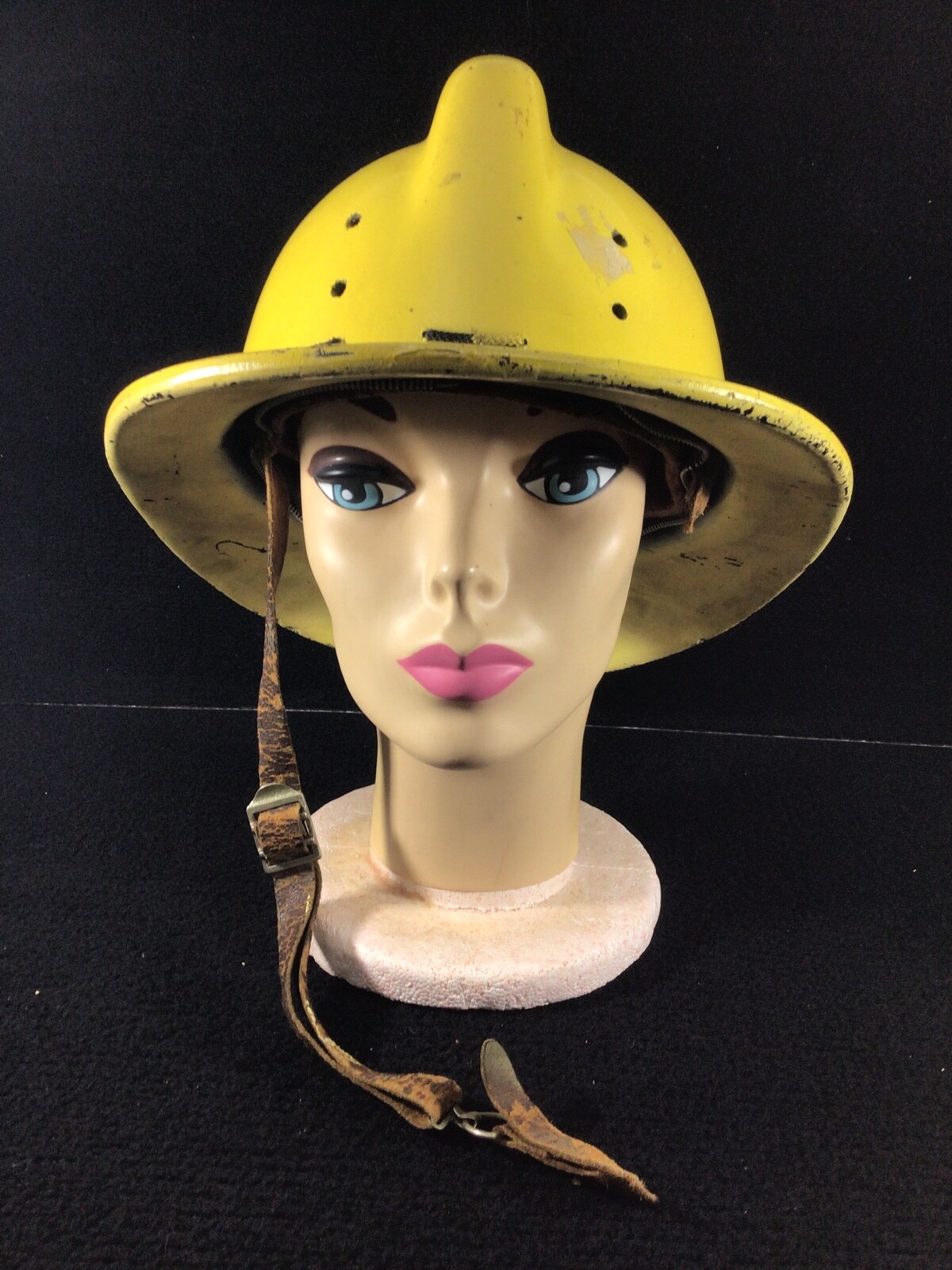 VINTAGE MSA SKULLGARD FIBERGLASS FIREMANS HELMET W/LEATHER CHIN STRAP