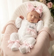 Neugeborenes Baby Mädchen Strampler Stirnband personalisiert Set rosa Schleifen Kleidung Outfit X