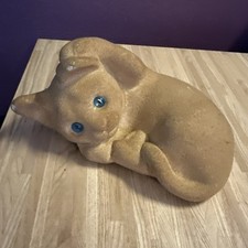 Ancien arrêt de porte chat en béton beige