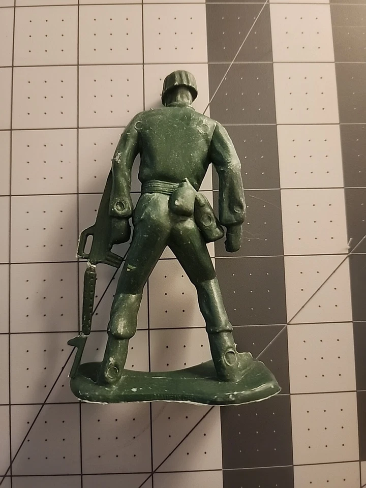 Vintage lot 2 Green 4 inch Plastic Army Men Soldiers - Image 4 of 4