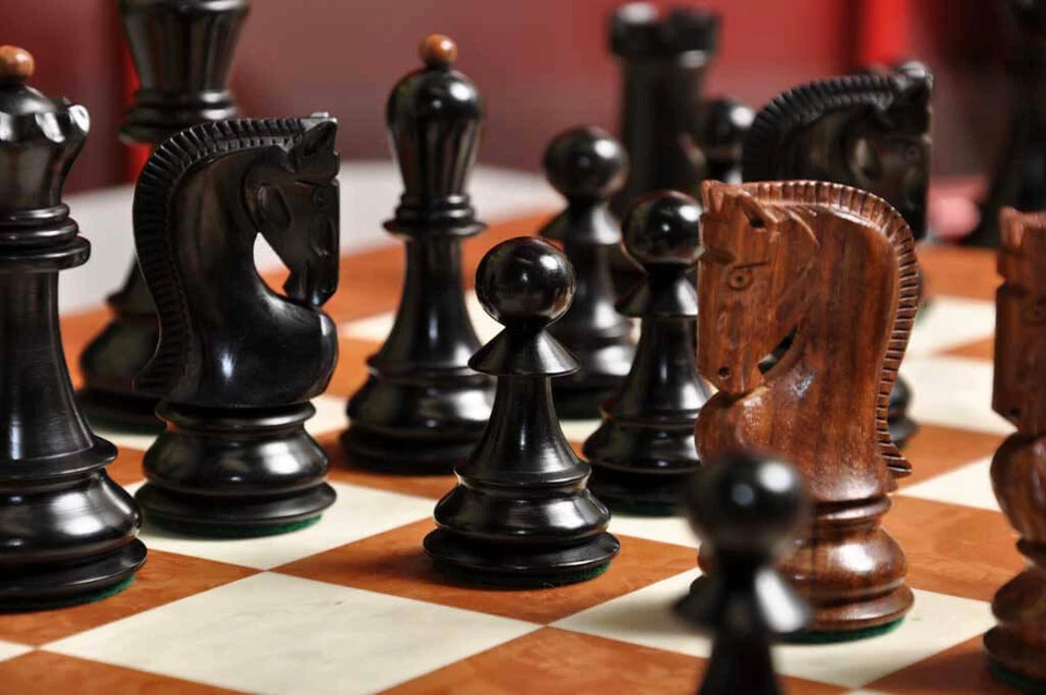 The Zagreb Elite Chess Pieces - 3.875" King - Golden Rosewood & Ebonized Boxwood - Image 4 of 4