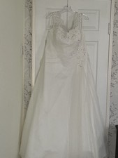 Stunning Wedding Gown with Beautiful Veil And Tiara, Size 16-18.  NEVER WORN