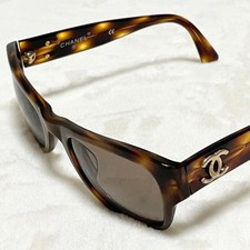Chanel sunglasses with Coco mark and gold logo in tortoiseshell finish