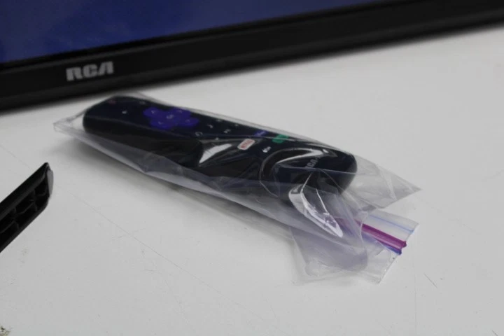 RCA RTR3260-B-US 32" Flat Screen Roku Smart LED HD TV Black - Image 4 of 4