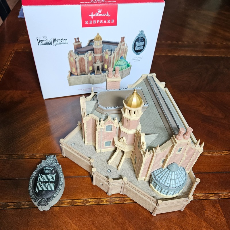 Hallmark  The Haunted Mansion Tree Topper Disneyworld Keepsakes 