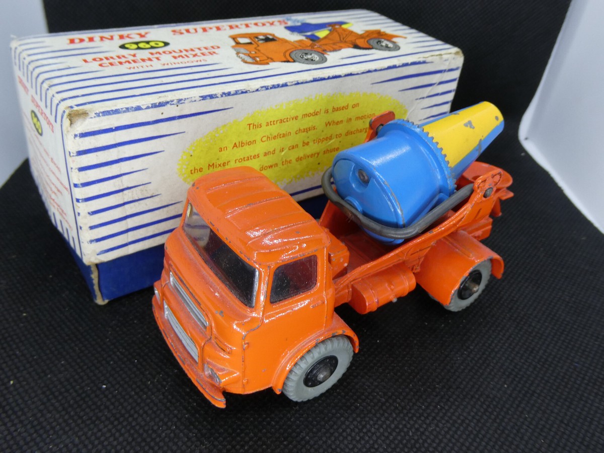 DINKY TOYS SUPERTOYS 960 ALBION CHIEFTAIN LORRY MOUNTED CEMENT