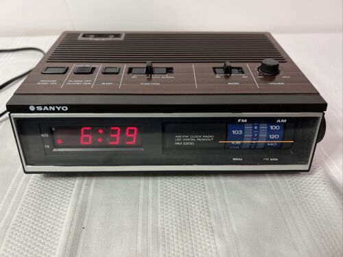 SANYO RM5200 Digital Alarm Clock with Radio Brown 1970's Antique - Afbeelding 1 van 6
