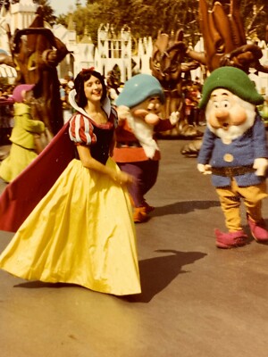 E4 Found Photograph 1980's Snow White And Dwarves Disneyland Castle Dancing