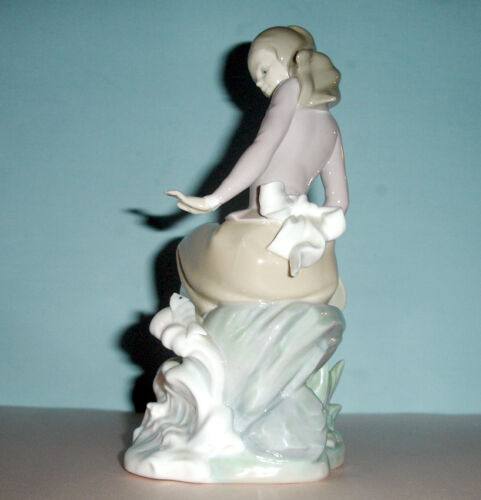 Estatuilla española Lladro Girl At The Seaside Pond ondas peces 9,25" porcelana 4918 - Imagen 4 de 5