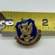 US Military Army 69th Infantry Regiment Pin DUI DI CONJUCTIS VIRIBUS Obsolete