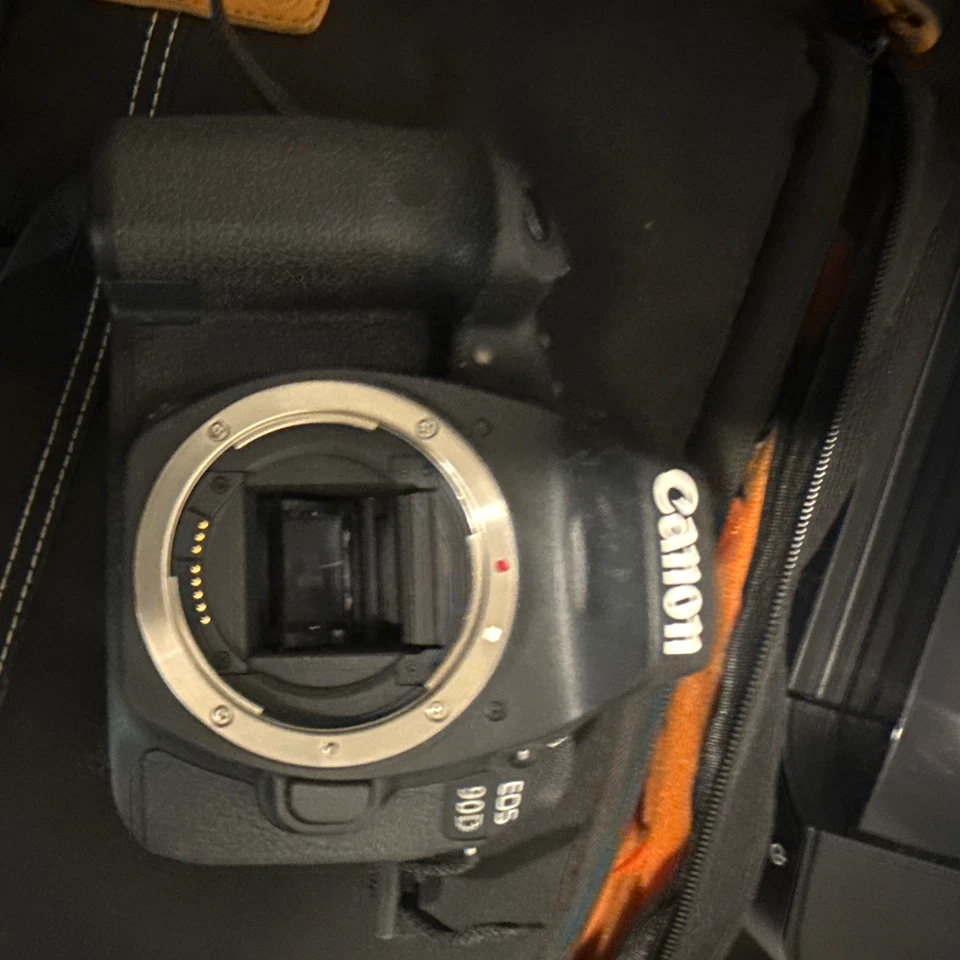 Canon EOS 90D, photo 1 of 2
