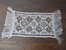 JOLI NAPPERON au crochet, à franges. Ancien.