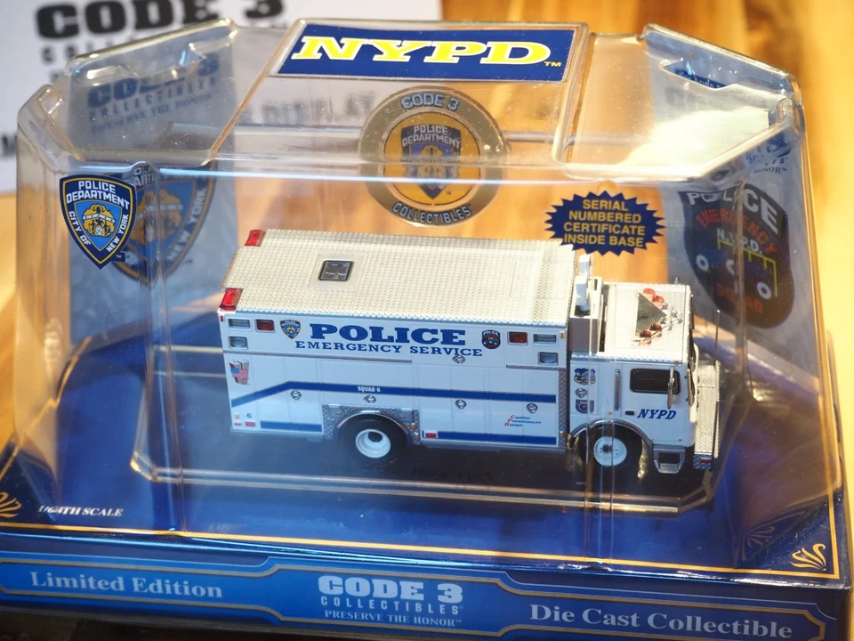 Code 3 NYPD 1:64 Limited Edt. Mack Saulsbury Heavy Rescue - Bild 3 von 4