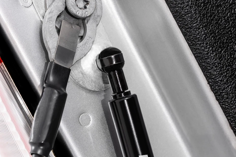 Asistente de puerta trasera hidráulica Rough Country para 15-25 Ford F-150/F-250/F-350 - 73222 Foto 3 de 4