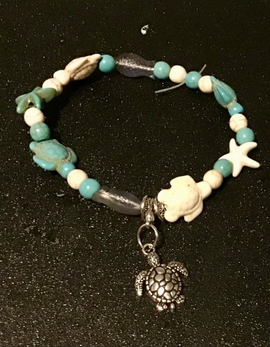 Mixed jewellery styles. - Picture 18 of 19