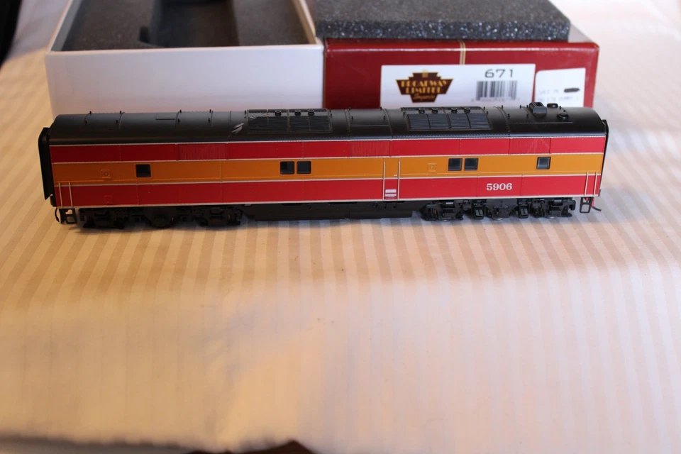 HO Scale Broadway Ltd., EMD E7B Loco Southern Pacific, Daylight #906 DUMMY - Image 2 of 4