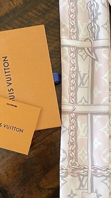 美品LOUIS VUITTONモノグラム/総柄シルク チーフ ピンクM70227 美品LOUIS VUITTONモノグラム/総柄シルク チーフ ピンクM70227